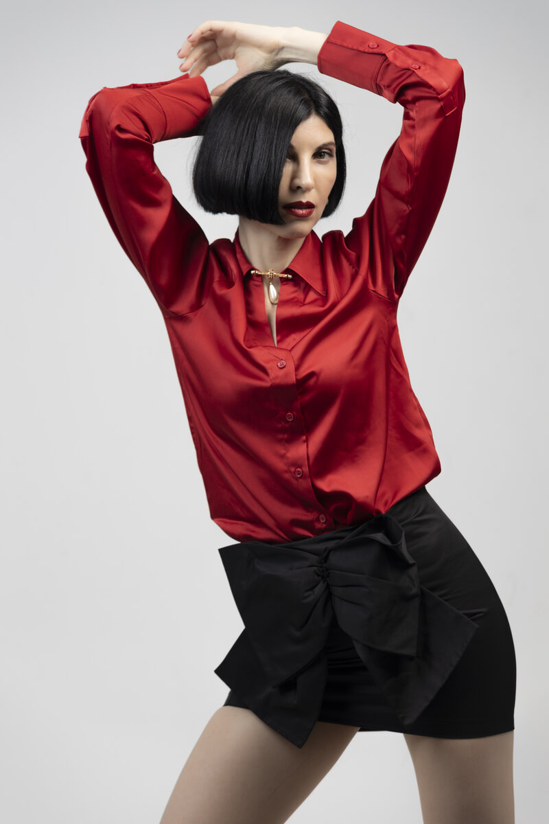 Hand to waist pose
